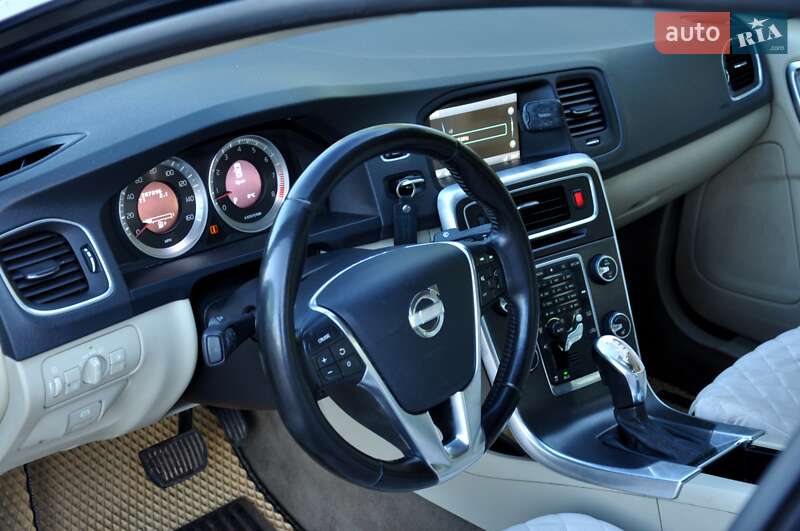 Седан Volvo S60 2012 в Львове