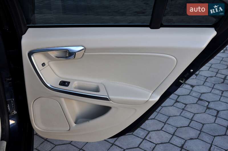 Седан Volvo S60 2012 в Львове