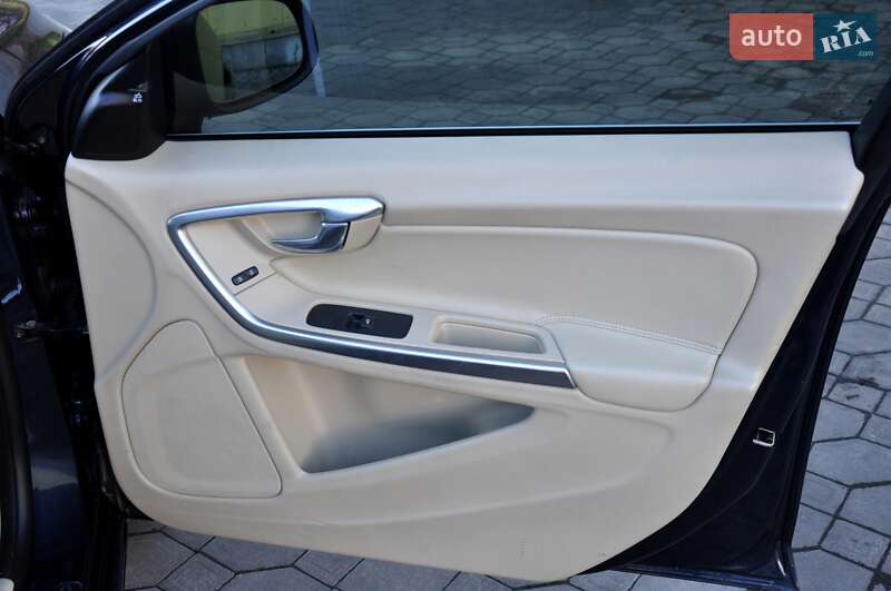 Седан Volvo S60 2012 в Львове