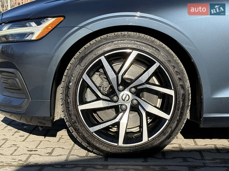 Седан Volvo S60 2019 в Львові