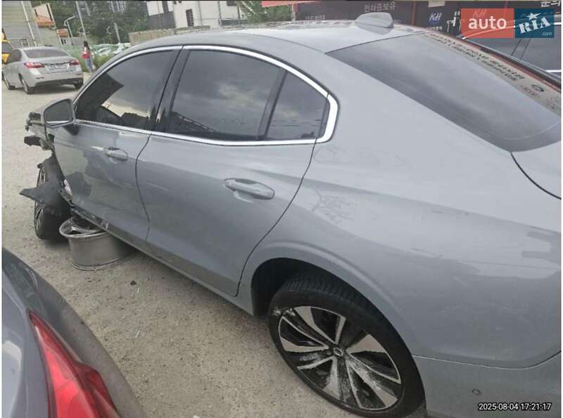Седан Volvo S60 2022 в Львові