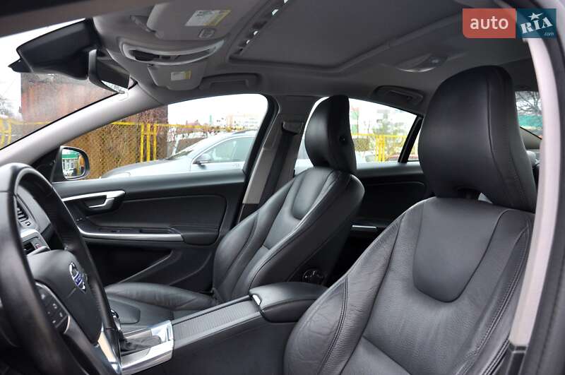 Седан Volvo S60 2016 в Львові