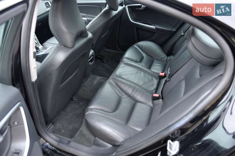 Седан Volvo S60 2016 в Львові