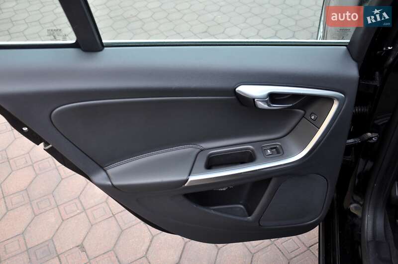 Седан Volvo S60 2016 в Львові