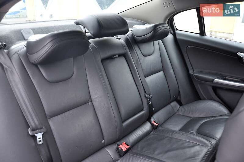 Седан Volvo S60 2016 в Львові