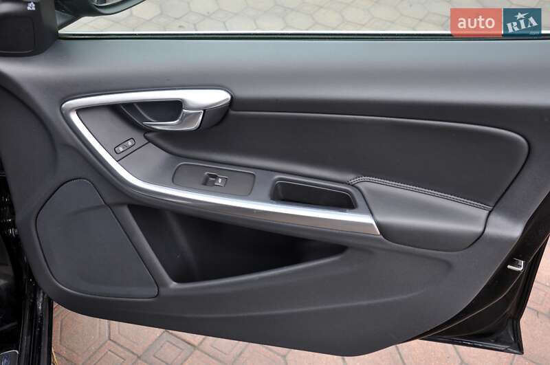 Седан Volvo S60 2016 в Львові