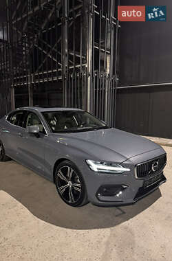 Седан Volvo S60 2021 в Киеве