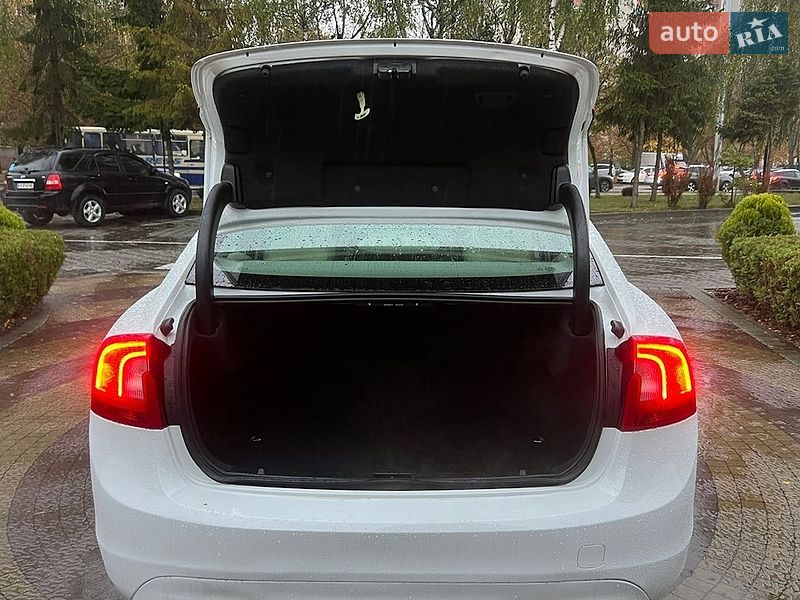 Седан Volvo S60 2014 в Львове