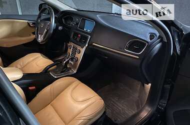 Хэтчбек Volvo V40 Cross Country 2016 в 