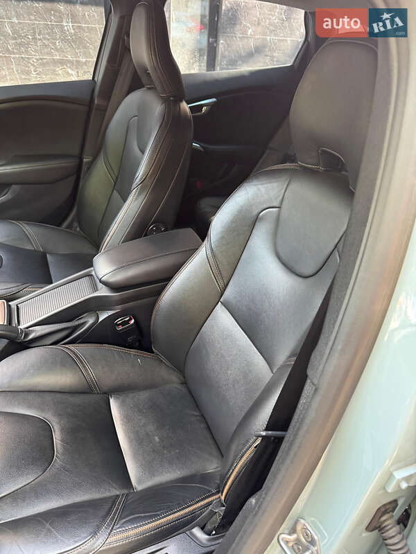 Хэтчбек Volvo V40 Cross Country 2019 в Ужгороде