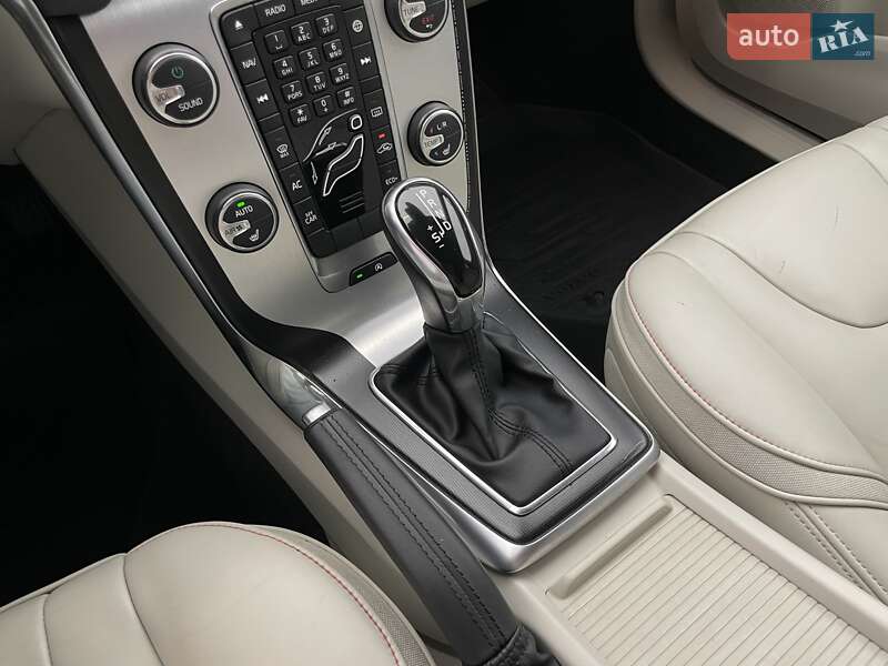 Хетчбек Volvo V40 Cross Country 2016 в Києві