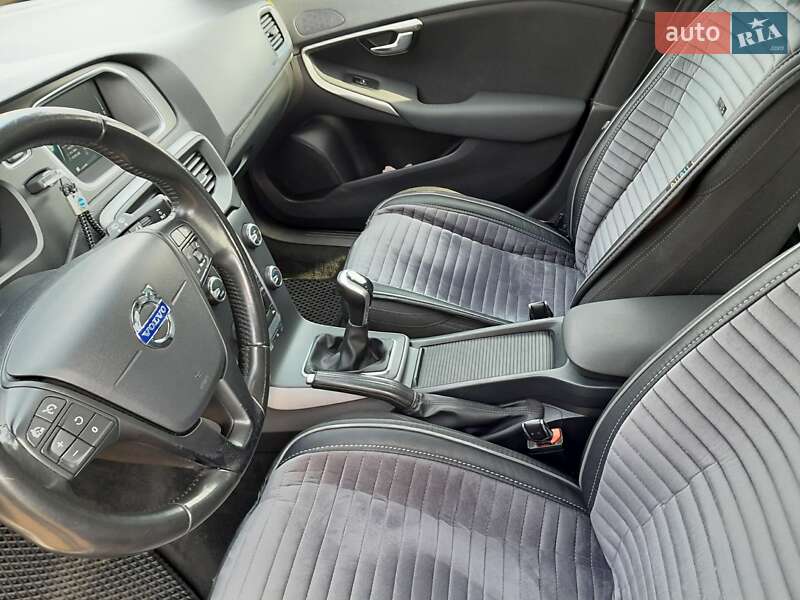 Хетчбек Volvo V40 Cross Country 2015 в Зарічному фото 10 Хетчбек Volvo V40 Cross Country 2015 в Зарічному