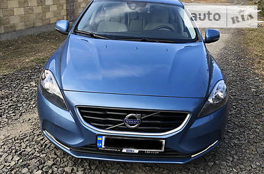 Хетчбек Volvo V40 2015 в 