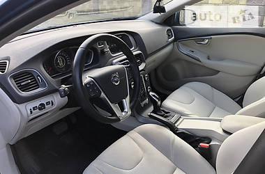 Хетчбек Volvo V40 2015 в 