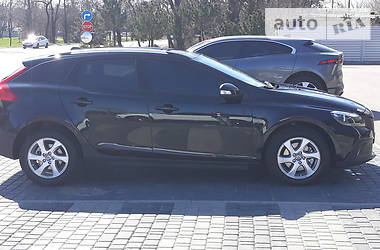 Хетчбек Volvo V40 2015 в 