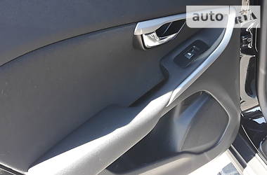 Хетчбек Volvo V40 2015 в 