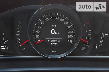 Хетчбек Volvo V40 2015 в 