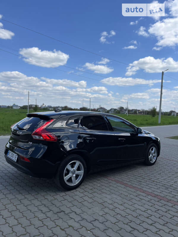 Хетчбек Volvo V40 2015 в 