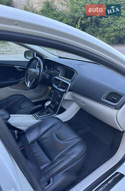 Хэтчбек Volvo V40 2012 в 