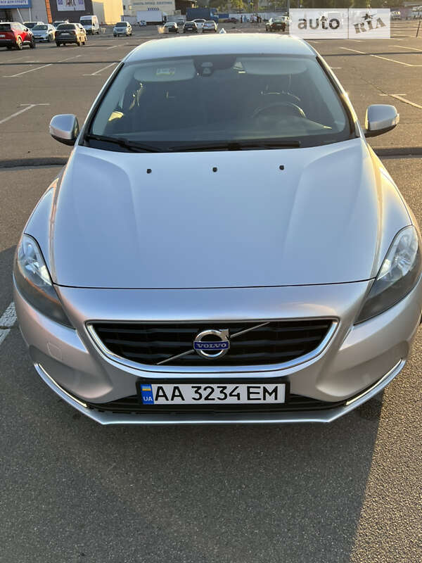 Хэтчбек Volvo V40 2014 в Киеве