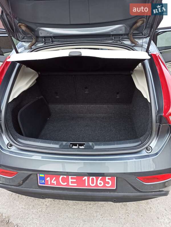 Хэтчбек Volvo V40 2013 в Днепре