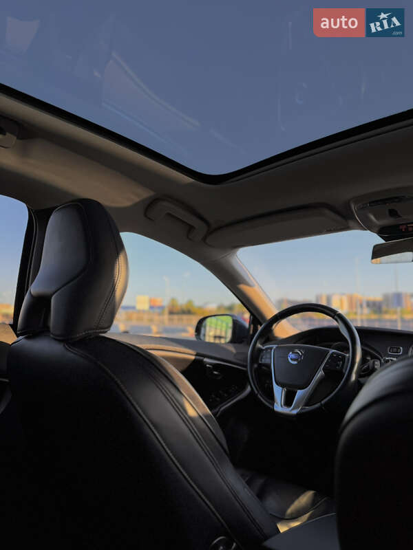 Хэтчбек Volvo V40 2014 в Киеве