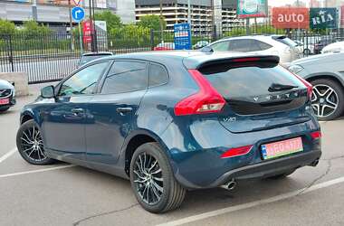 Хэтчбек Volvo V40 2012 в 