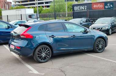 Хэтчбек Volvo V40 2012 в 