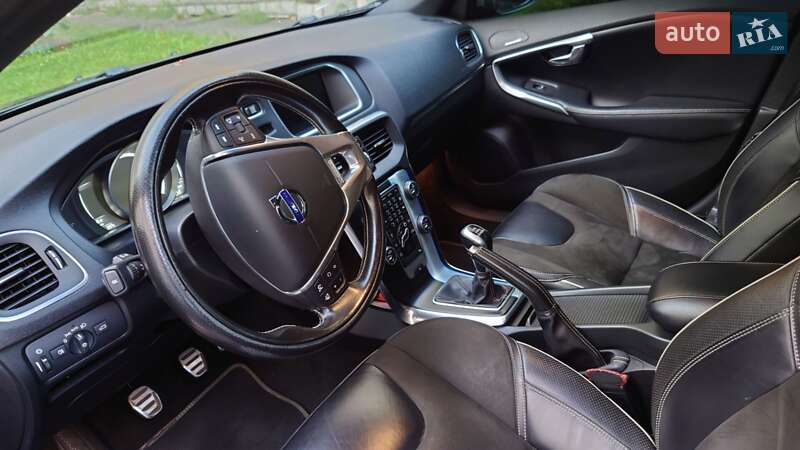 Хэтчбек Volvo V40 2015 в Львове