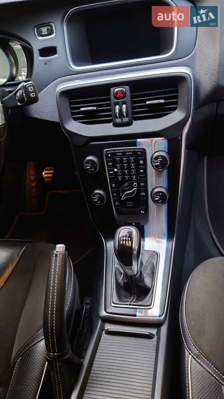 Хэтчбек Volvo V40 2015 в Львове