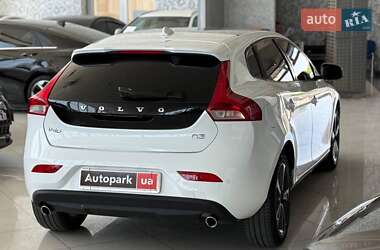 Хэтчбек Volvo V40 2018 в 