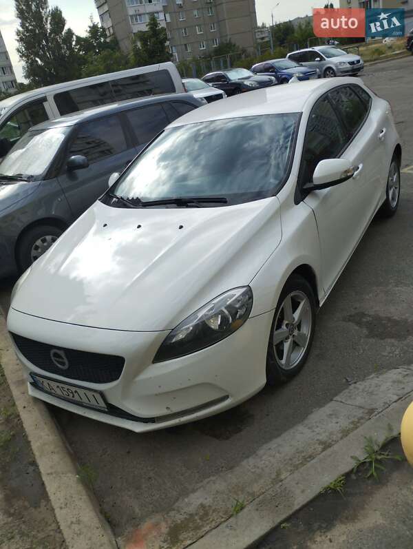 Хэтчбек Volvo V40 2014 в Киеве