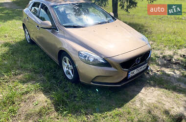 Хэтчбек Volvo V40 2015 в 