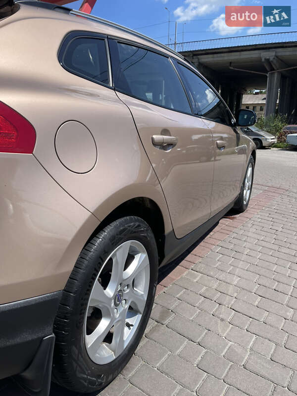 Хэтчбек Volvo V40 2015 в Львове