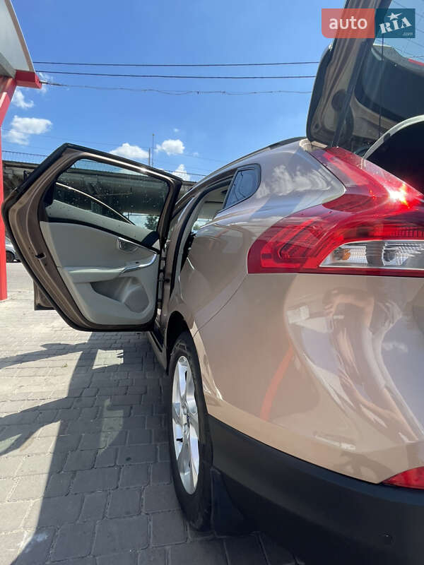 Хэтчбек Volvo V40 2015 в Львове