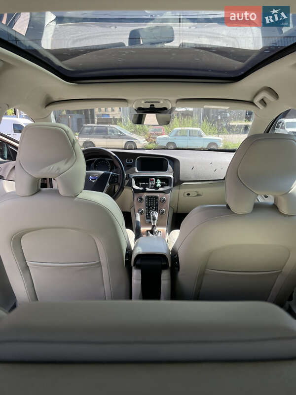 Хэтчбек Volvo V40 2015 в Львове