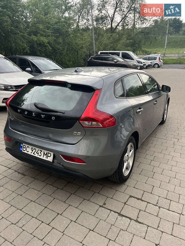 Хэтчбек Volvo V40 2015 в Львове
