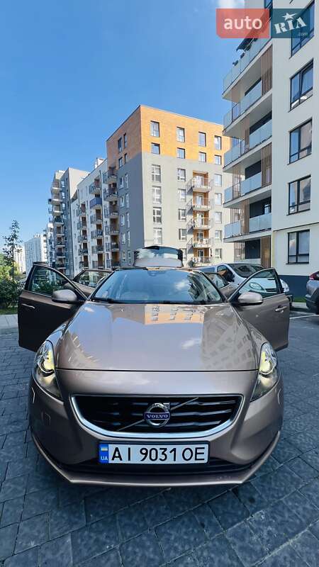Хэтчбек Volvo V40 2016 в Львове