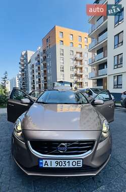 Хэтчбек Volvo V40 2016 в 