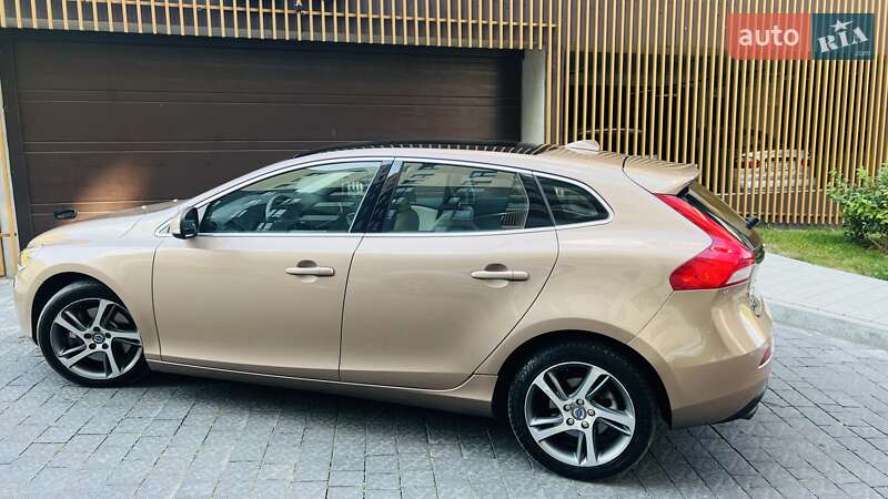Хэтчбек Volvo V40 2016 в Львове