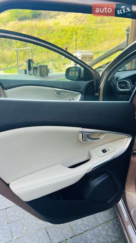 Хэтчбек Volvo V40 2016 в Львове