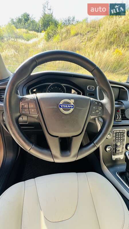 Хэтчбек Volvo V40 2016 в Львове