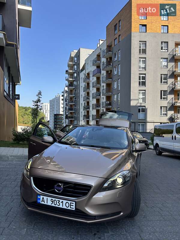 Хэтчбек Volvo V40 2016 в Львове