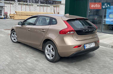Хетчбек Volvo V40 2014 в 