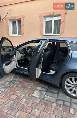 Хэтчбек Volvo V40 2012 в 