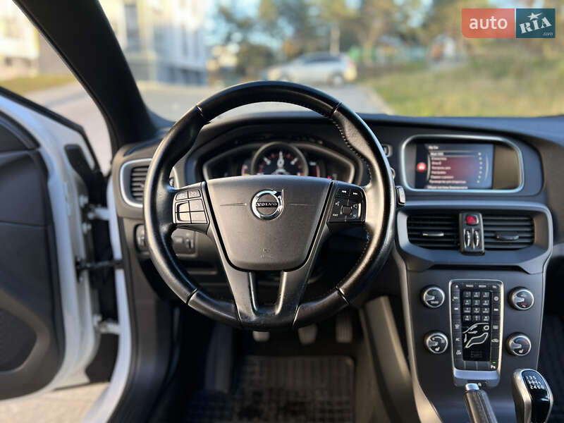 Хетчбек Volvo V40 2017 в Новояворівську фото 26 Хетчбек Volvo V40 2017 в Новояворівську