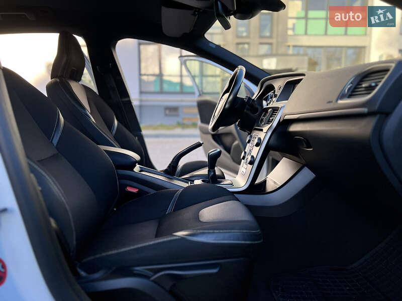 Хетчбек Volvo V40 2017 в Новояворівську фото 31 Хетчбек Volvo V40 2017 в Новояворівську