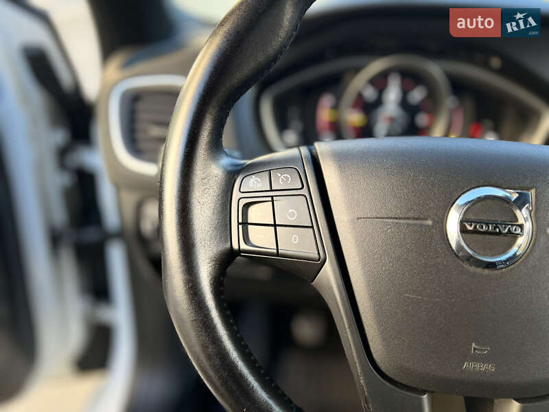 Хетчбек Volvo V40 2017 в Новояворівську фото 41 Хетчбек Volvo V40 2017 в Новояворівську
