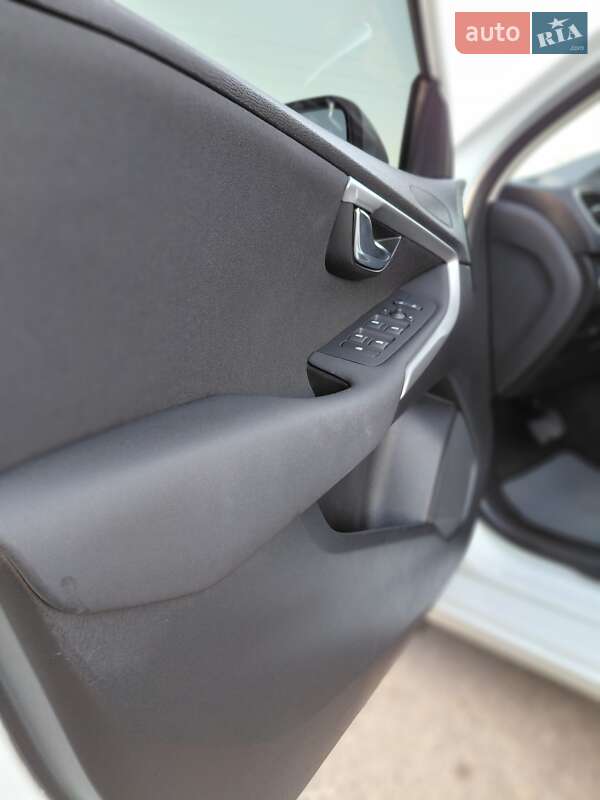 Хэтчбек Volvo V40 2013 в Бердичеве