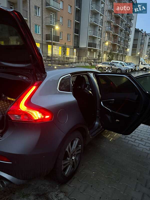 Хэтчбек Volvo V40 2015 в Киеве